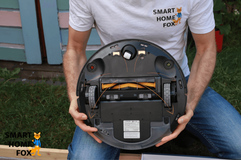 Показаны датчики падения на нижней стороне робота-пылесоса